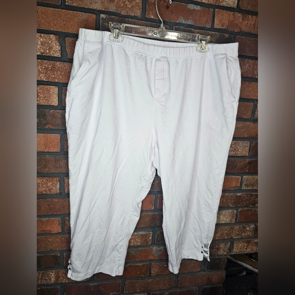 Links white capri pants